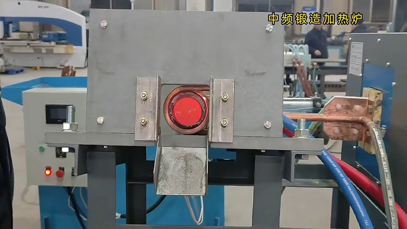 中頻鍛造加熱爐配置自動(dòng)化控制系統(tǒng)和送料機(jī)，確實(shí)是一種高效、精準(zhǔn)的熱處理設(shè)備。