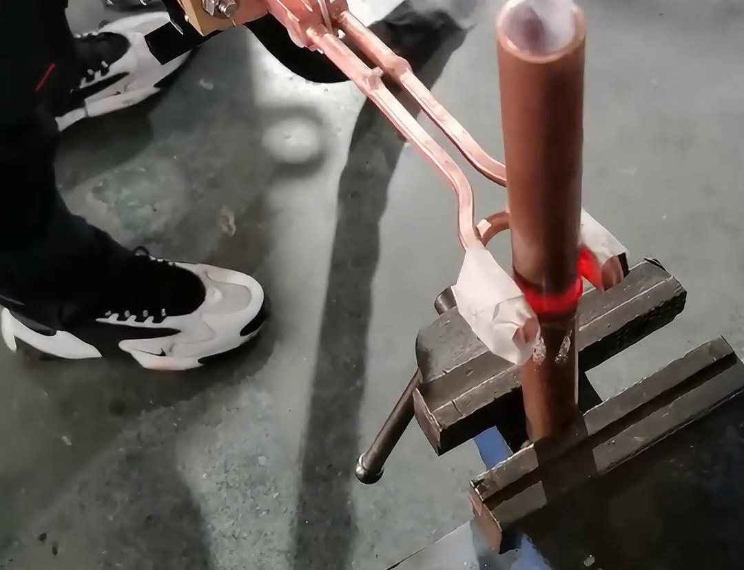 手持式高頻焊機(jī)的價(jià)格相對(duì)較高，但其高效、靈活、高質(zhì)量的銅管焊接特點(diǎn)