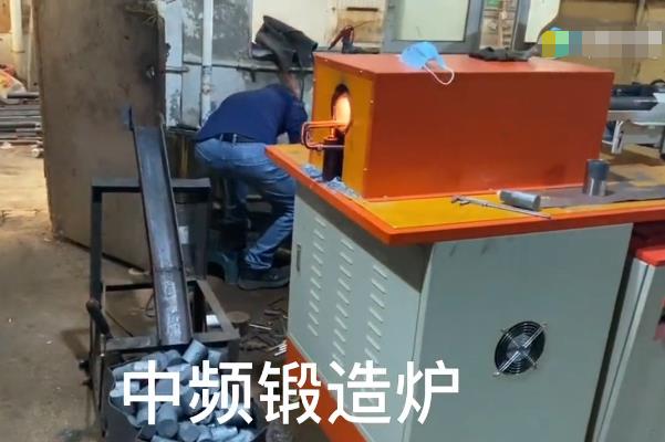 全自動(dòng)中頻鍛造爐：金屬棒料加熱的智能化解決方案