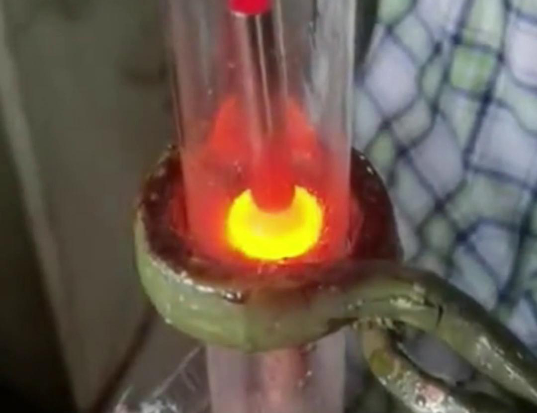 通過手持式高頻加熱機在氮氣保護下焊接銅管，可以獲得高質量的焊縫，提高產品的性能和可靠性