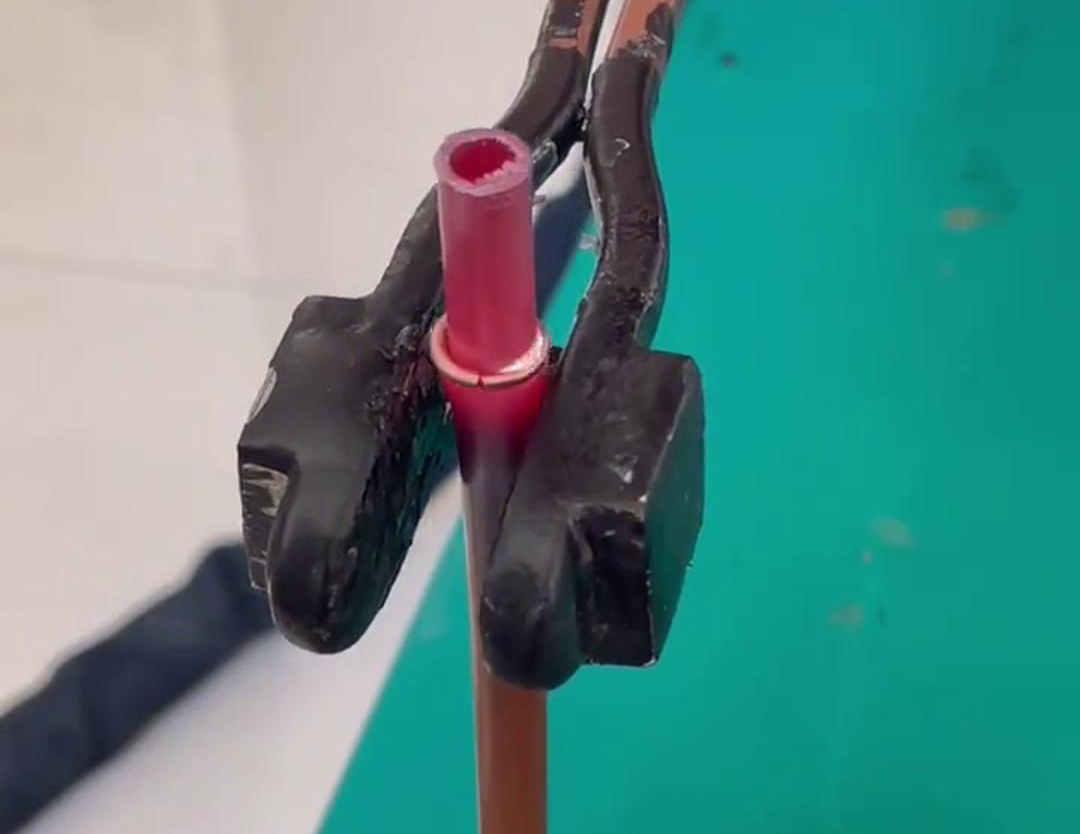 散熱器銅管對接焊用手持式高頻機，只要三秒就可以焊接完成，看一看效果如何