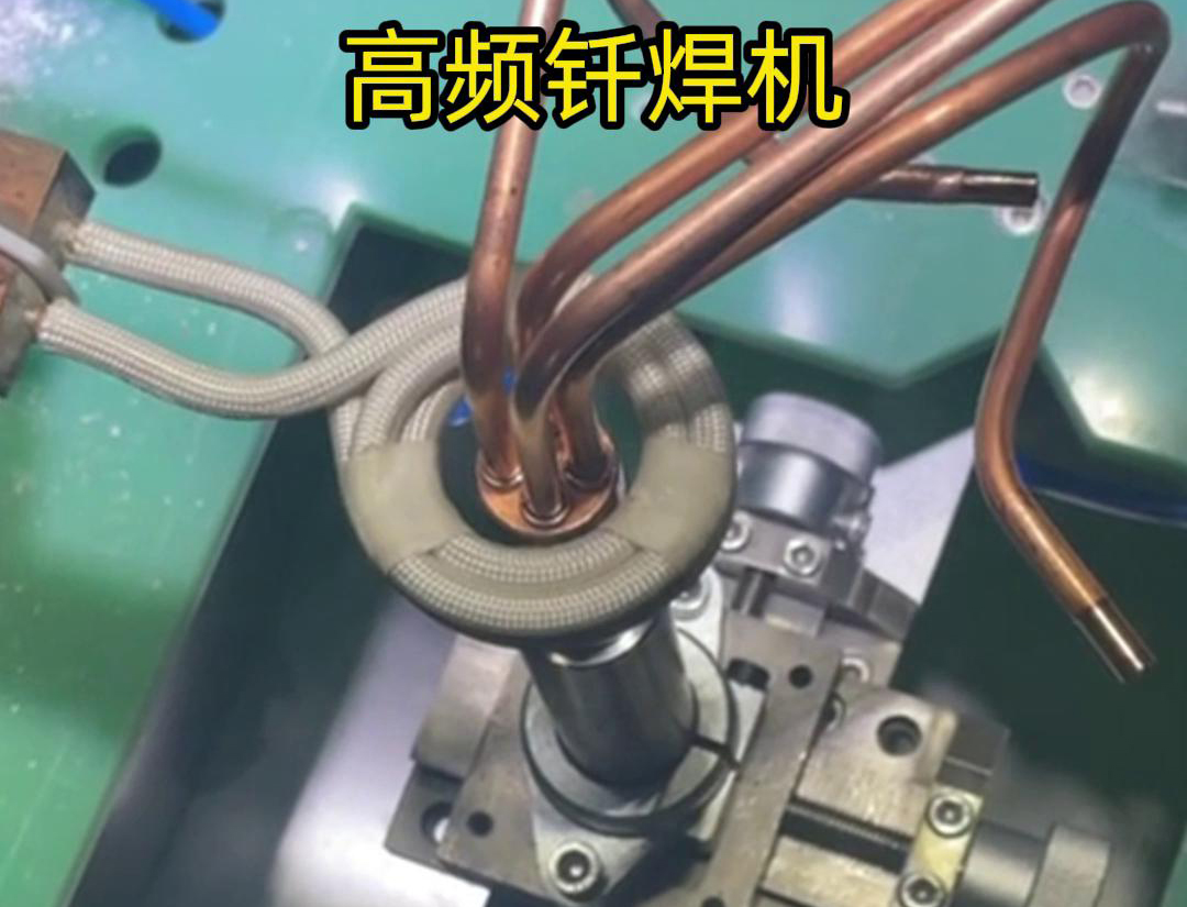 在雙工位自動感應(yīng)釬焊設(shè)備中，每個工位都配備了獨立的感應(yīng)加熱系統(tǒng)和釬焊工具，確保兩個工位可以同時進(jìn)行焊接作業(yè)