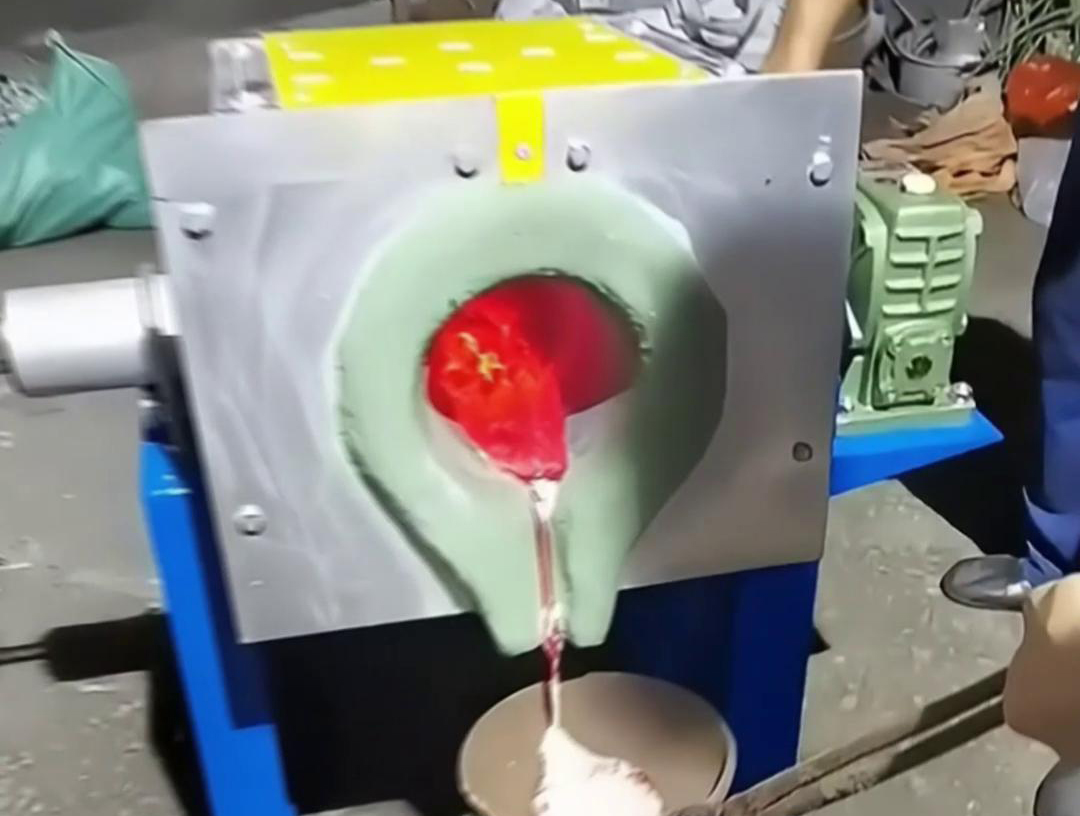 中頻熔鋁爐具有多種優(yōu)點(diǎn)，如體積小、重量輕、效率高、耗電少