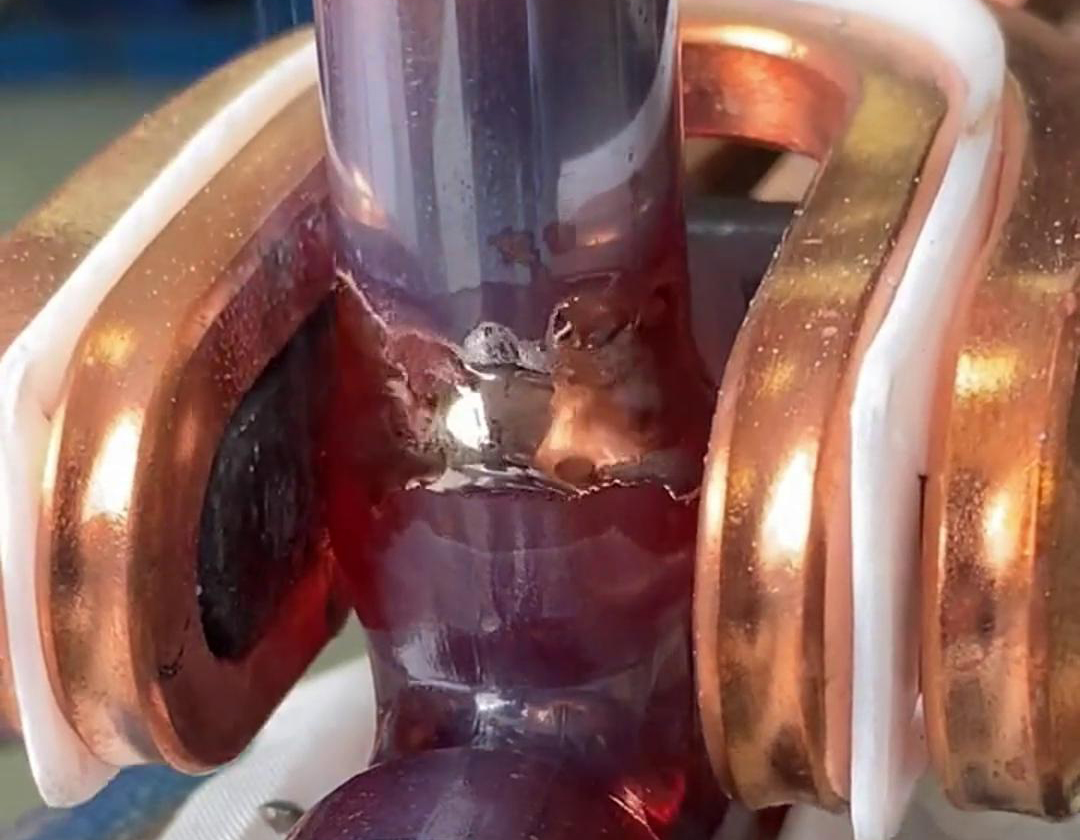 這就是手持式高頻焊機(jī)焊接銅管的效果，有了它，可以放棄大部分火焰焊接場(chǎng)合了