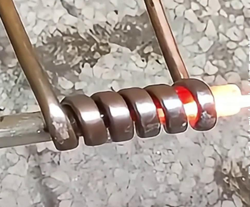2.0鈦絲超高頻在線退火是一種特殊的熱處理工藝，用于改善鈦絲的性能和結(jié)構(gòu)