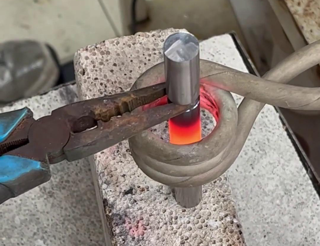 鋼棒折彎過(guò)程，高頻加熱機(jī)能快速加熱鋼棒退火