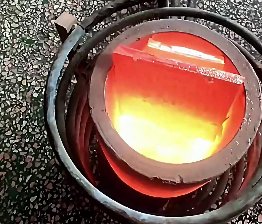 使用380V電壓的小型中頻熔煉爐，它的功率滿足熔煉金、銀、銅，10公斤容量