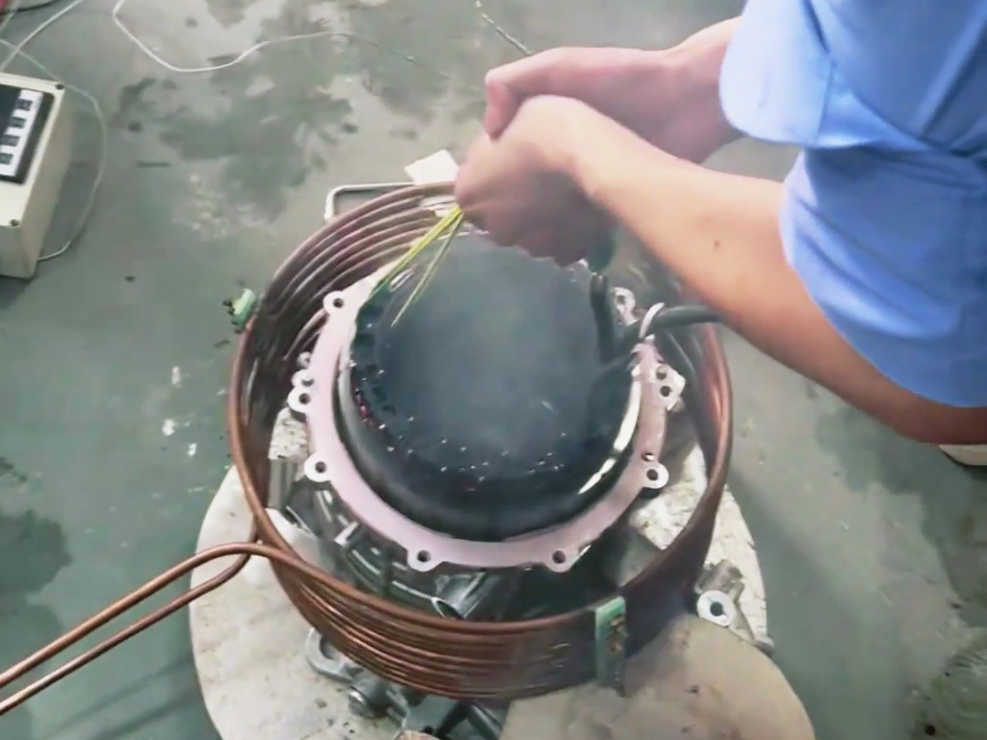 電機熱裝實驗，采用中頻感應加熱設備對電機殼進行加熱