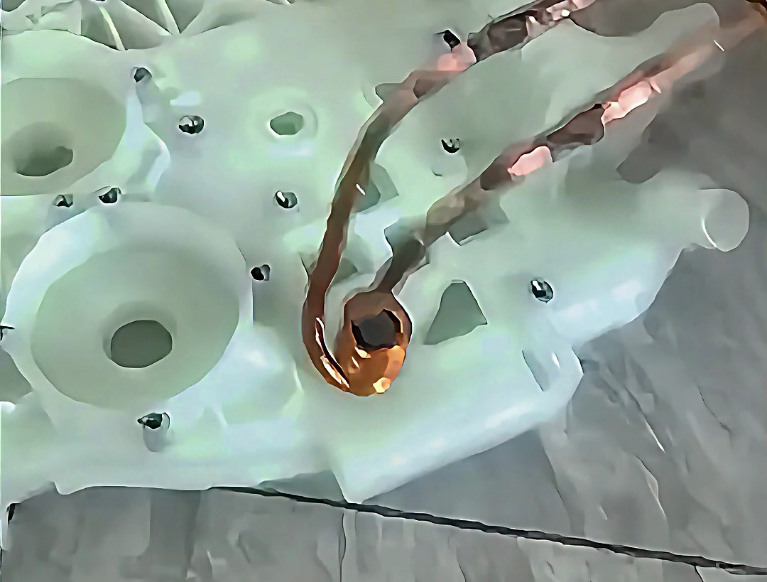 傳統(tǒng)熱裝工藝OUT，手持式高頻加熱機如何讓金屬與塑料模具不變形